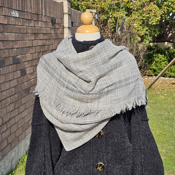 Steve Madden grey weave wrap/ scarf - Picture 3 of 7